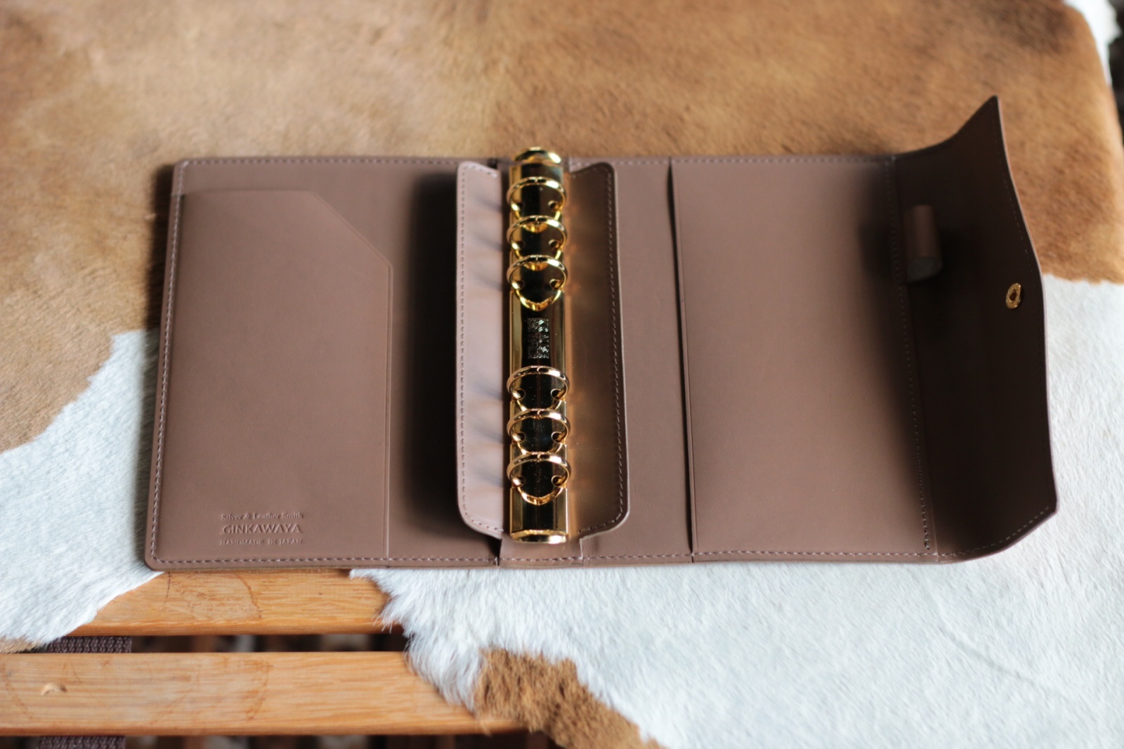 バイブルサイズのヌメ革システム手帳が好みの色でオーダーできます。