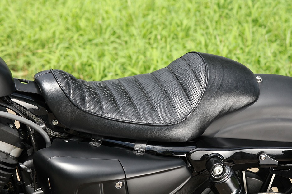 腰をしっかりホールド！スポーツスター・ステップバックシート