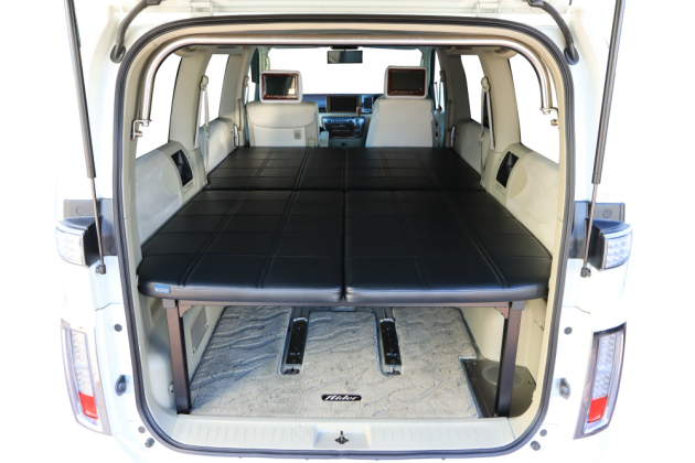 E51型エルグランドに特注ベッド製作！大人2人ゆったり車中泊｜トランポ