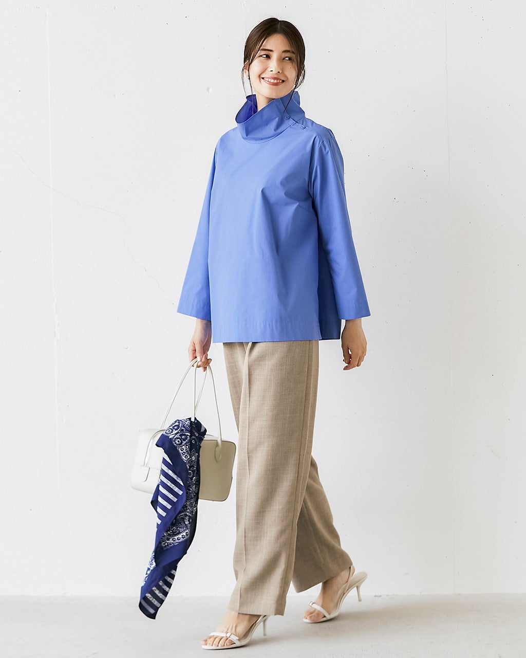 サイドボタン・スタンドカラーブラウス/DoCLASSE