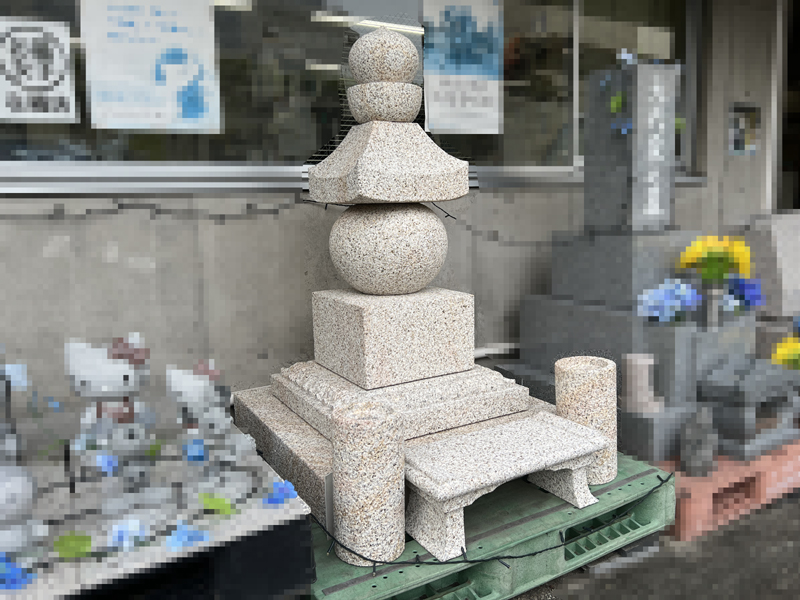 究極のデザイン墓石】犬島石サビ石叩き仕上の五輪塔を展示しました