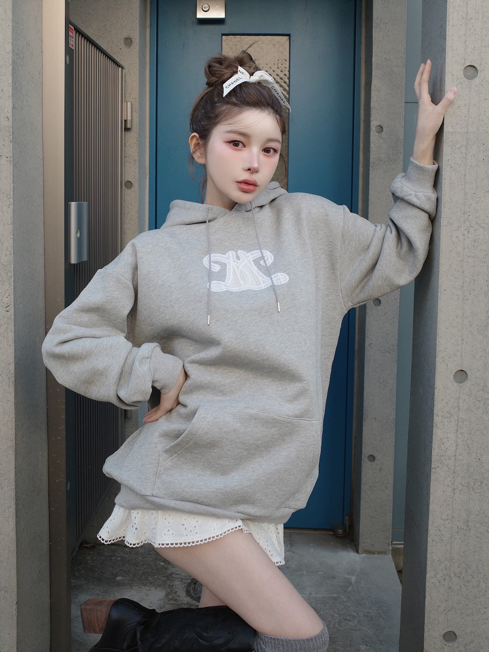 レースアップリケロゴフーディ – Darich (ダーリッチ)