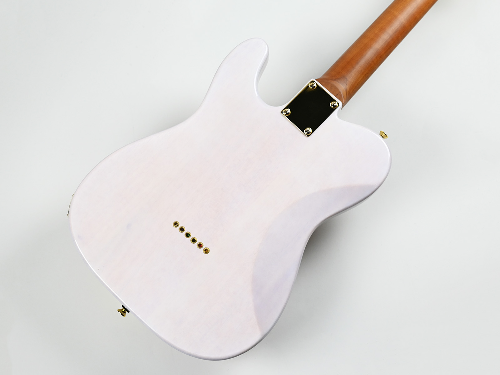 スノーホワイト×ゴールドパーツを組み合わせた新製品が登場【Bacchus