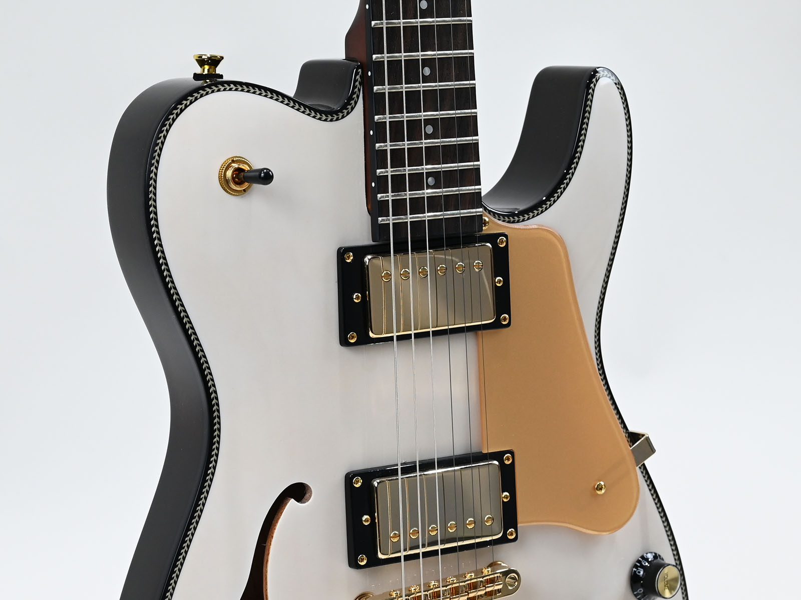 スノーホワイト×ゴールドパーツを組み合わせた新製品が登場【Bacchus