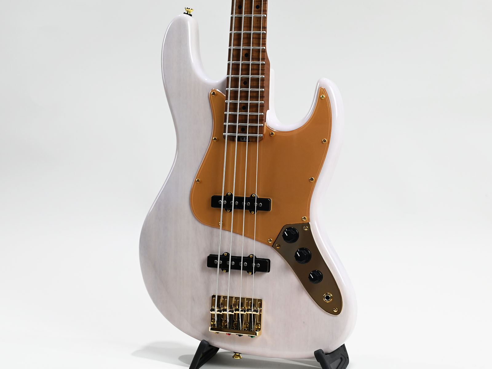 スノーホワイト×ゴールドパーツを組み合わせた新製品が登場【Bacchus