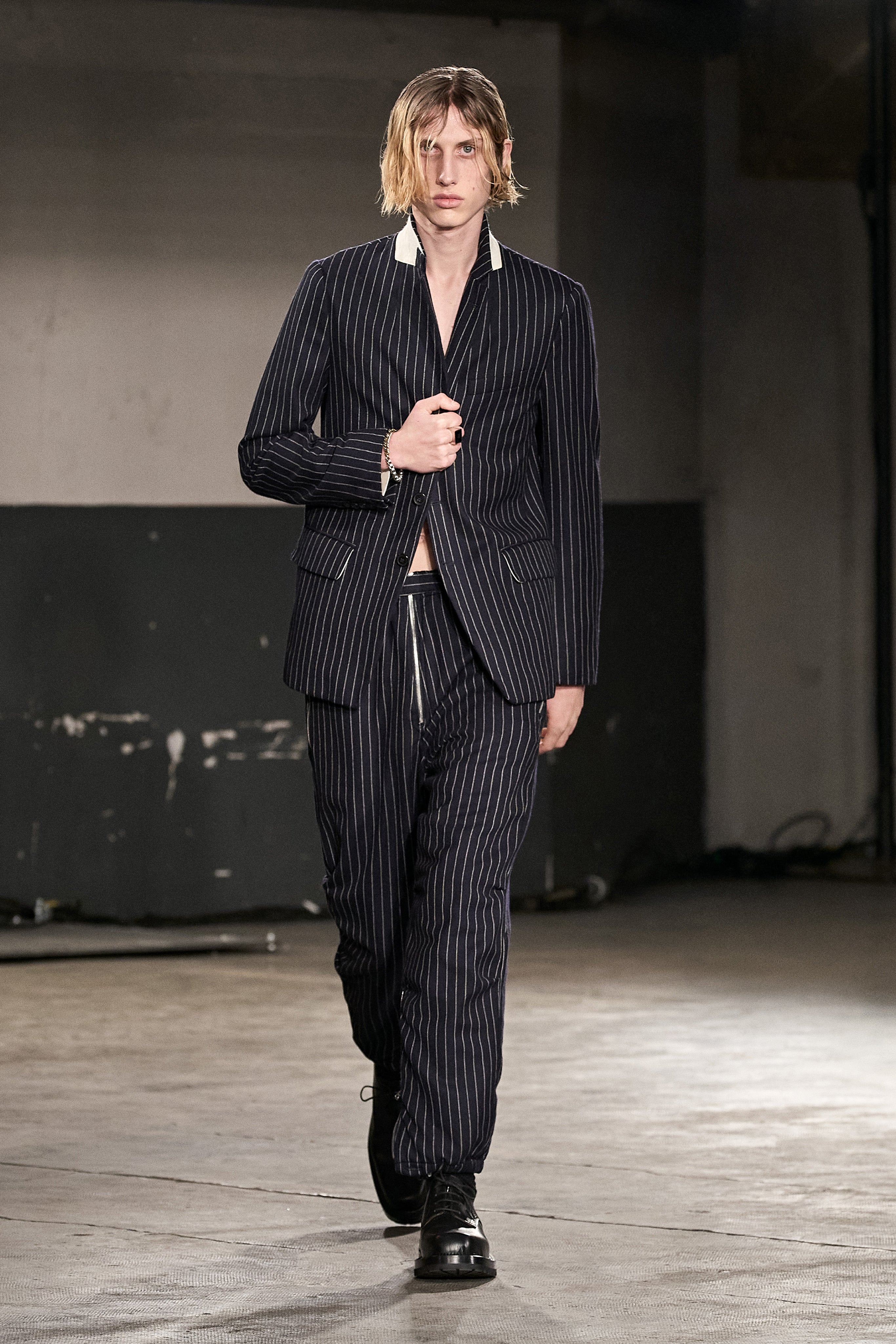 AW 23 メンズを表示 | Dries Van Noten