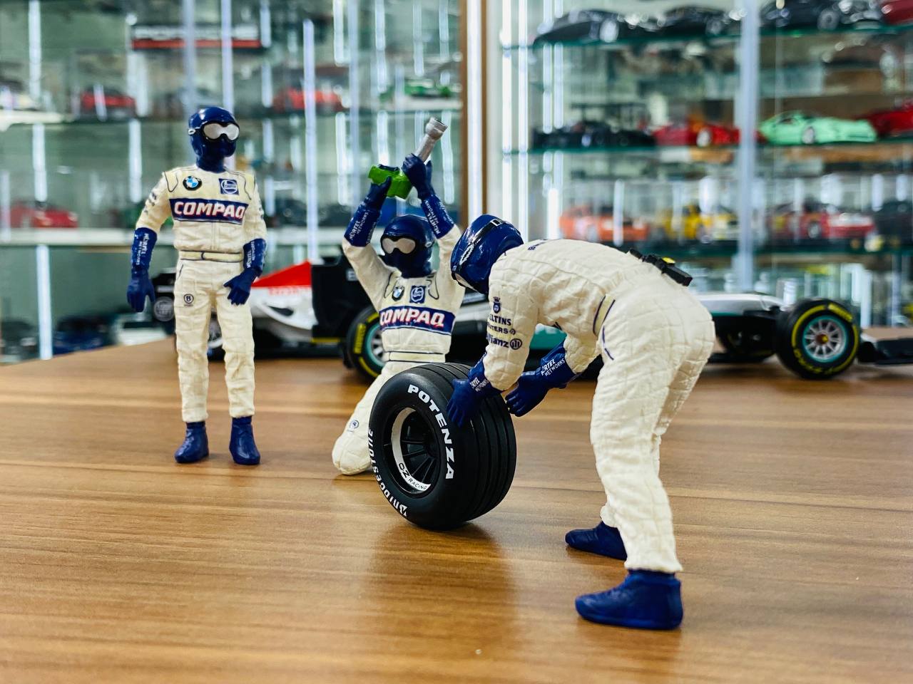 1/18 Resin – BMW Williams Tyre Change Set #1 by Minichamps