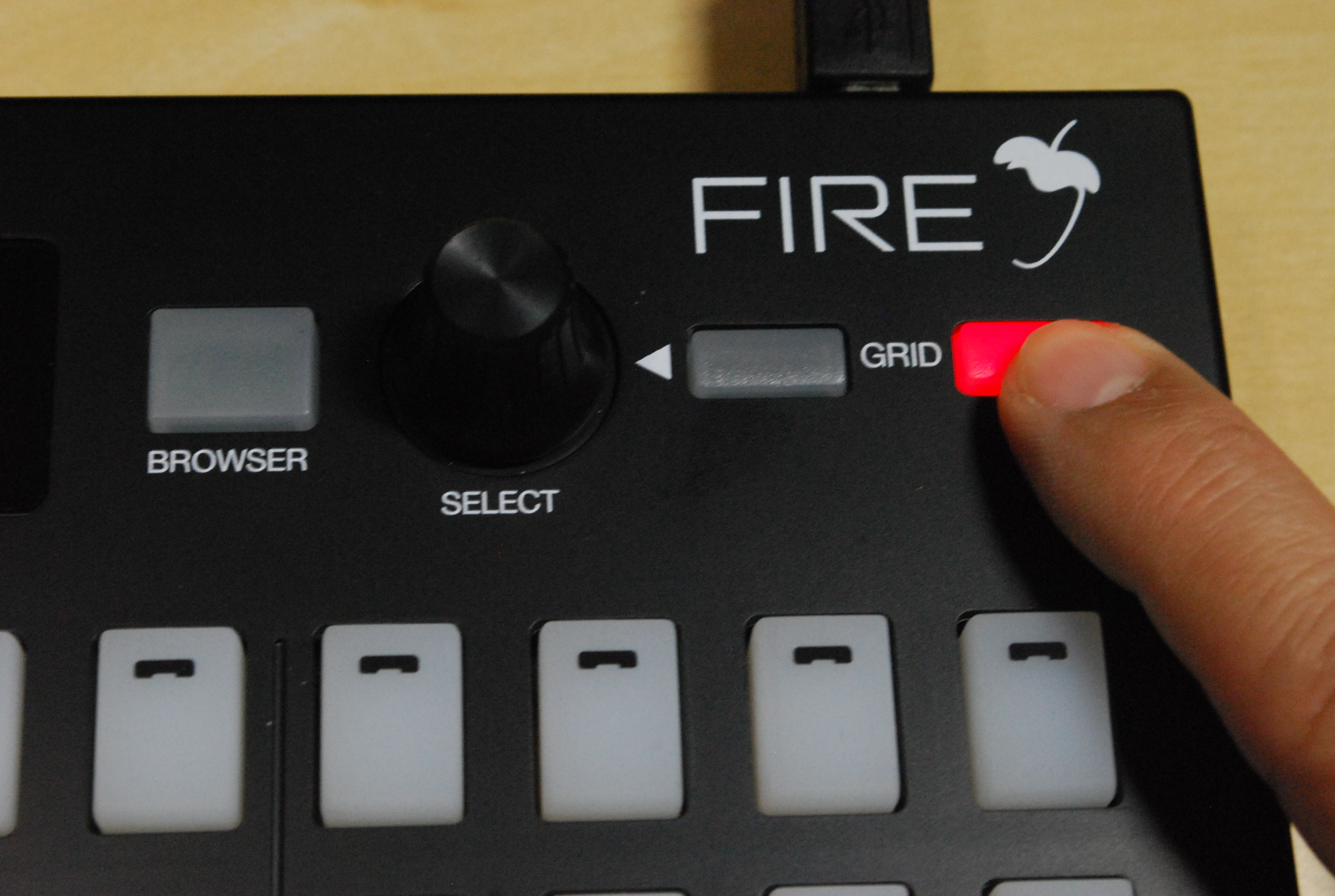 USBで接続するだけでFL Studioと完全一体化。世界初のFL専用