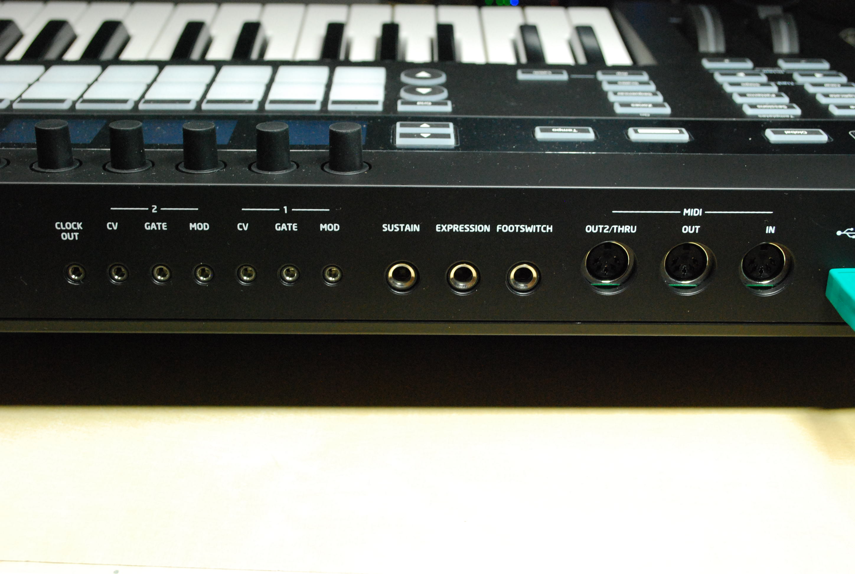 シーケンサ内蔵でフィジコンとしてもCV/GATEにも対応する超多機能な