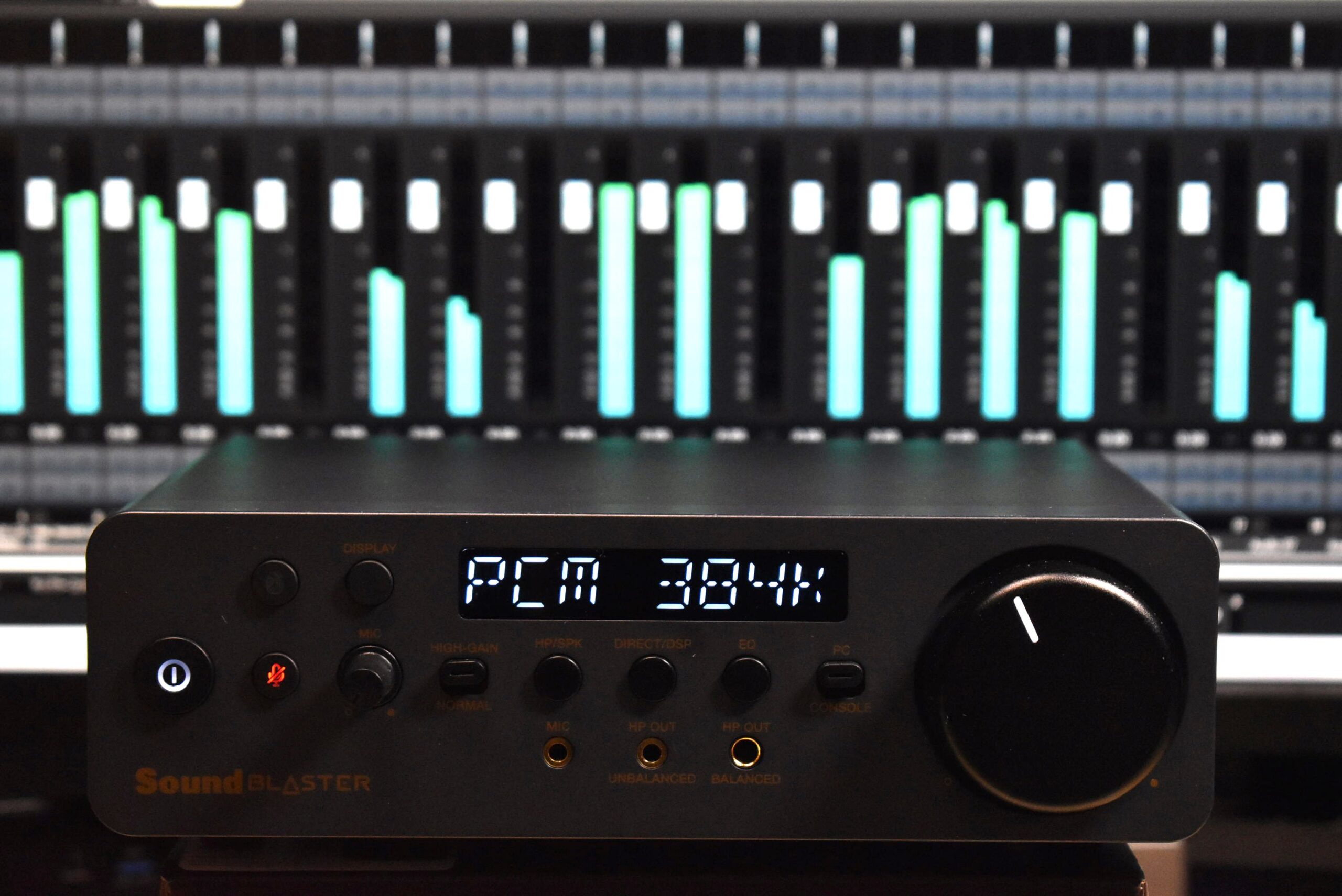 バランスヘッドホンにも対応する高音質モニター用オーディオ