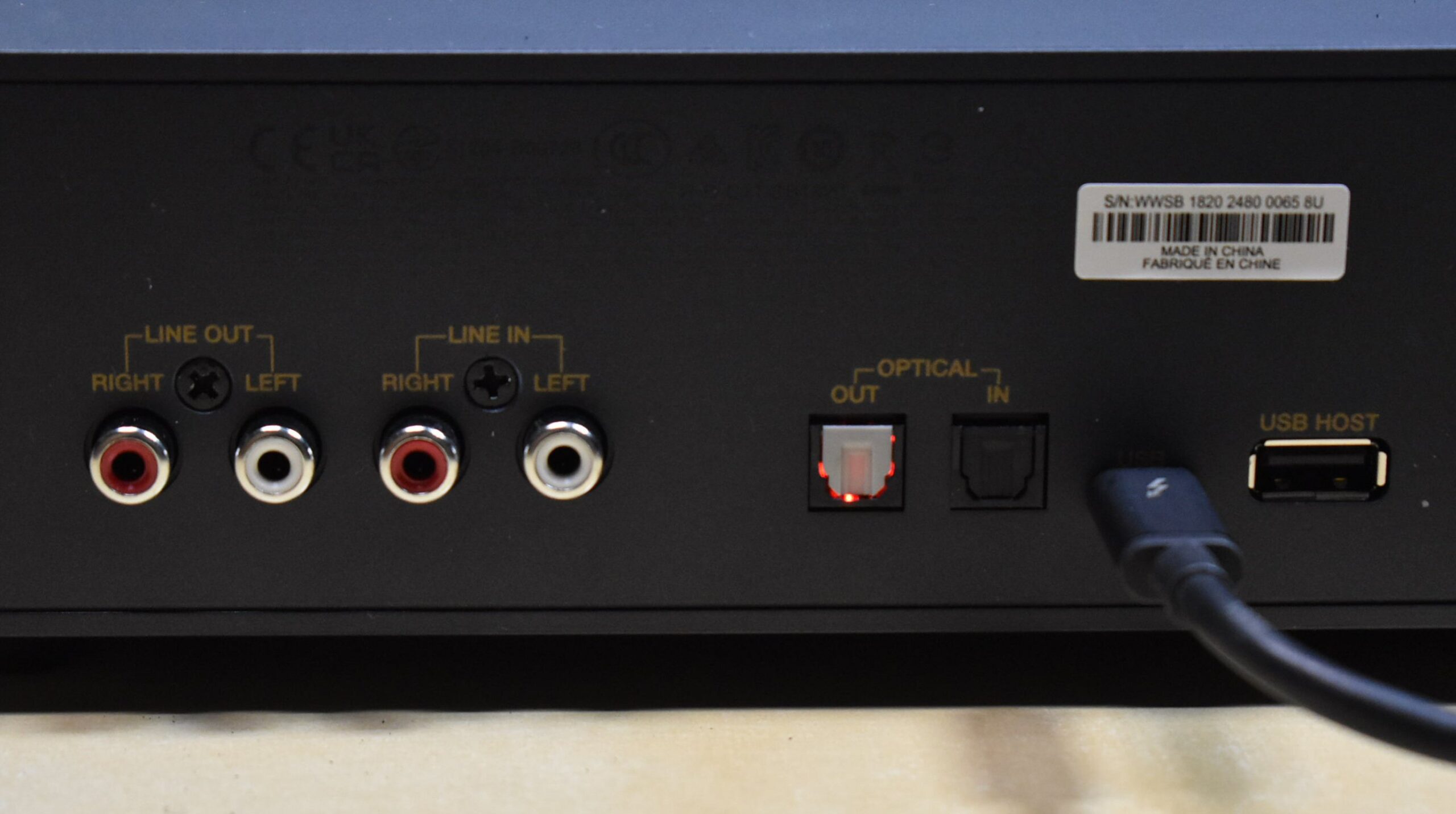 バランスヘッドホンにも対応する高音質モニター用オーディオ