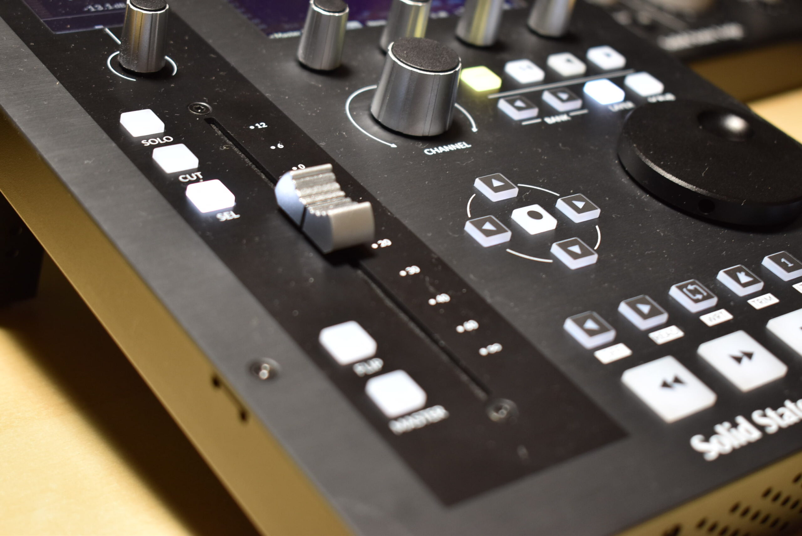 1フェーダー・フィジコンの本命、UF1がSSLから登場。メーターも搭載で