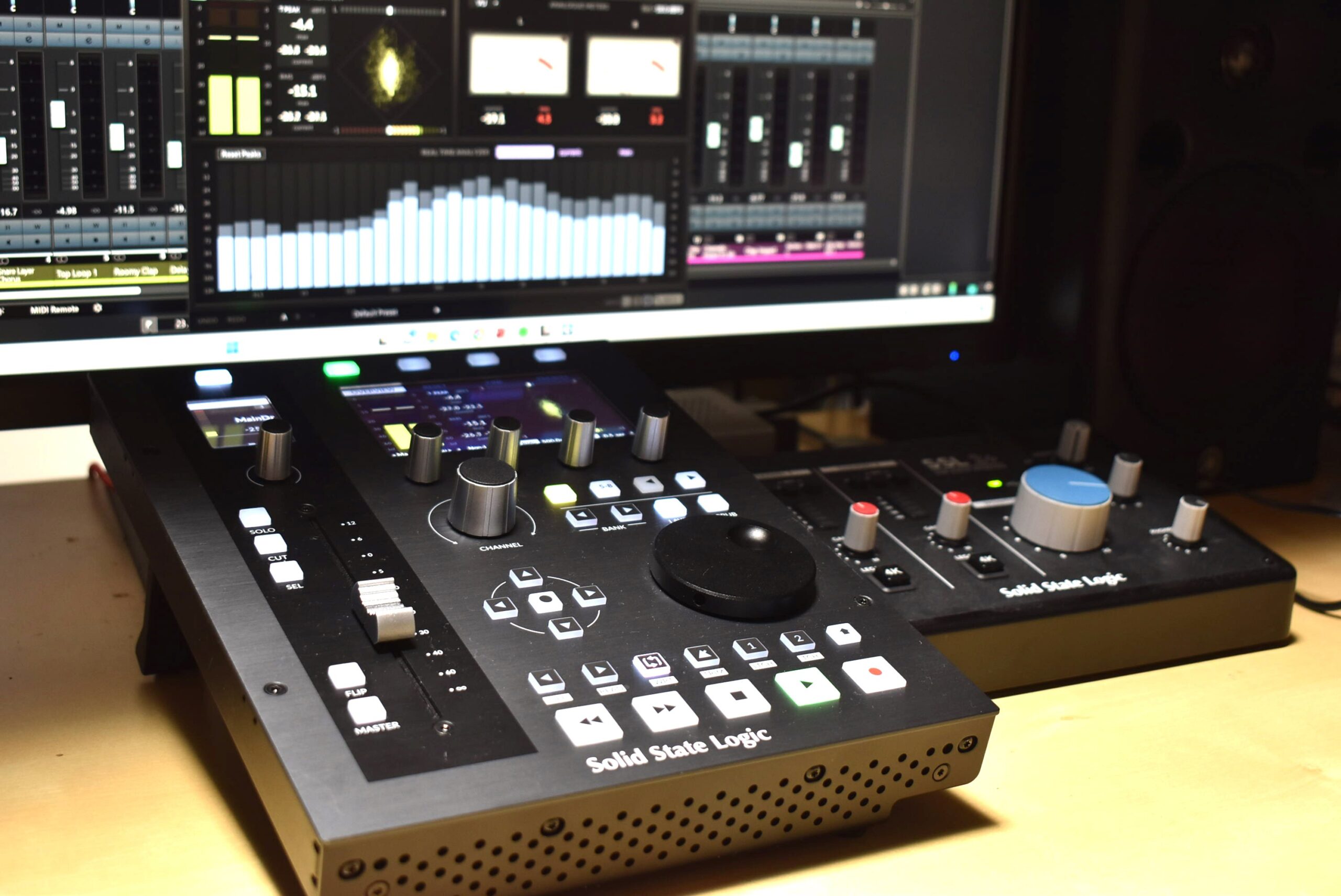 1フェーダー・フィジコンの本命、UF1がSSLから登場。メーターも搭載で