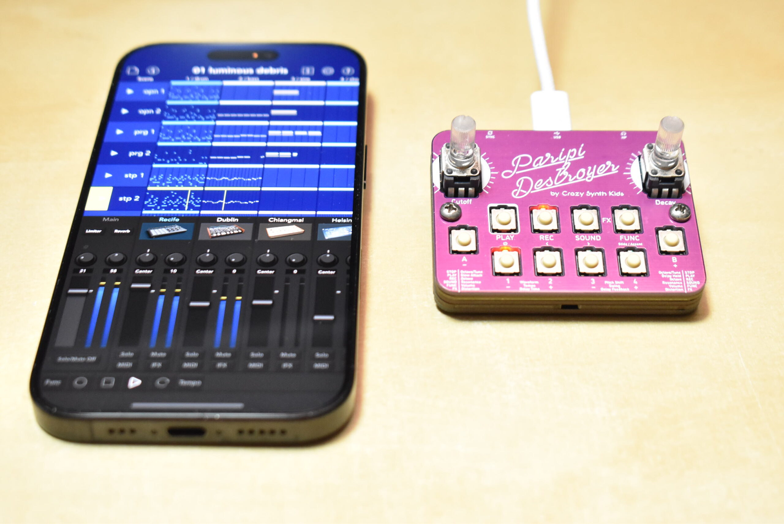 小さなベースシンセ、パリピデストロイヤーを開発したSYNTHERNETが超