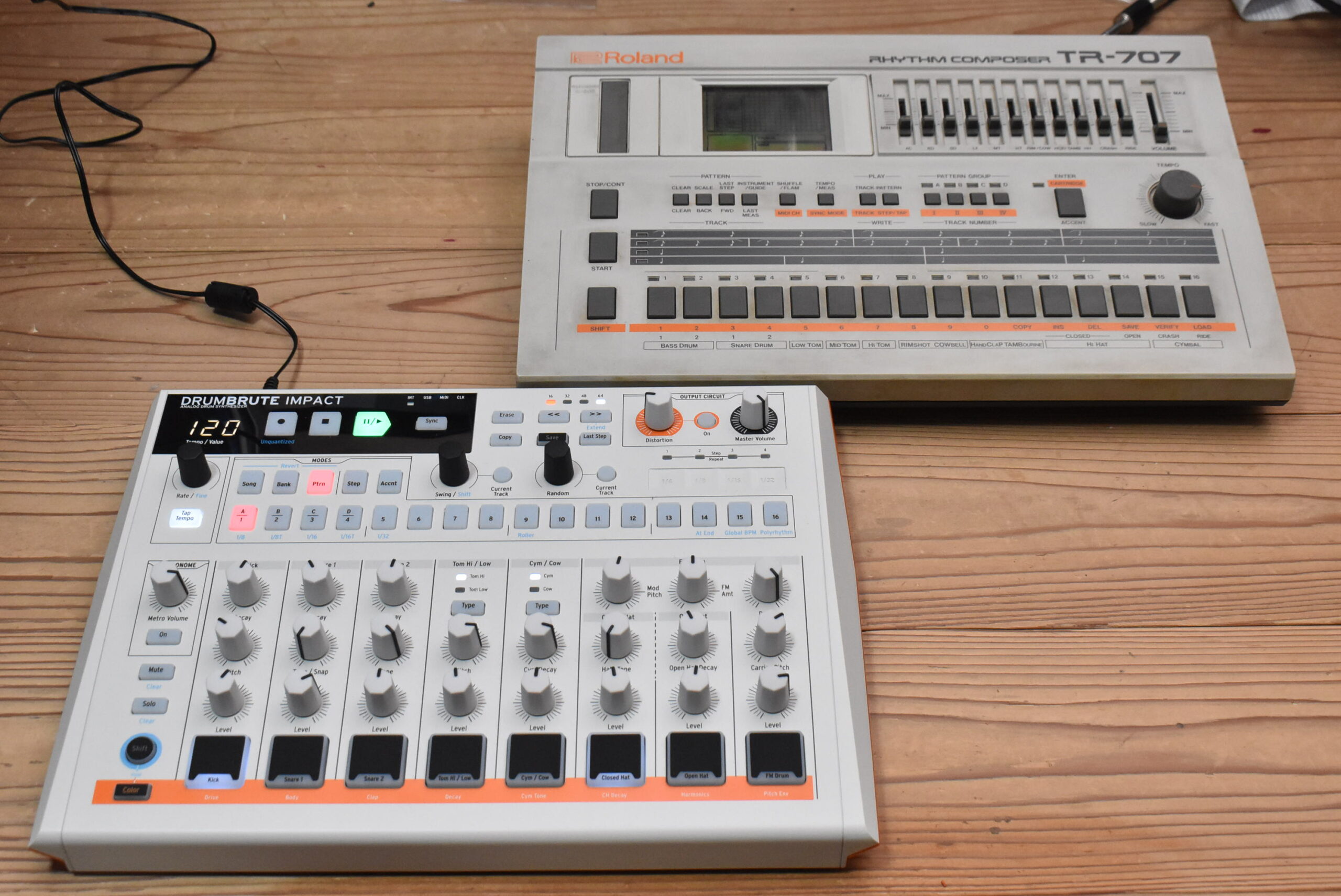 ArturiaがTR-707風デザインの完全アナログドラムマシン、DrumBrute