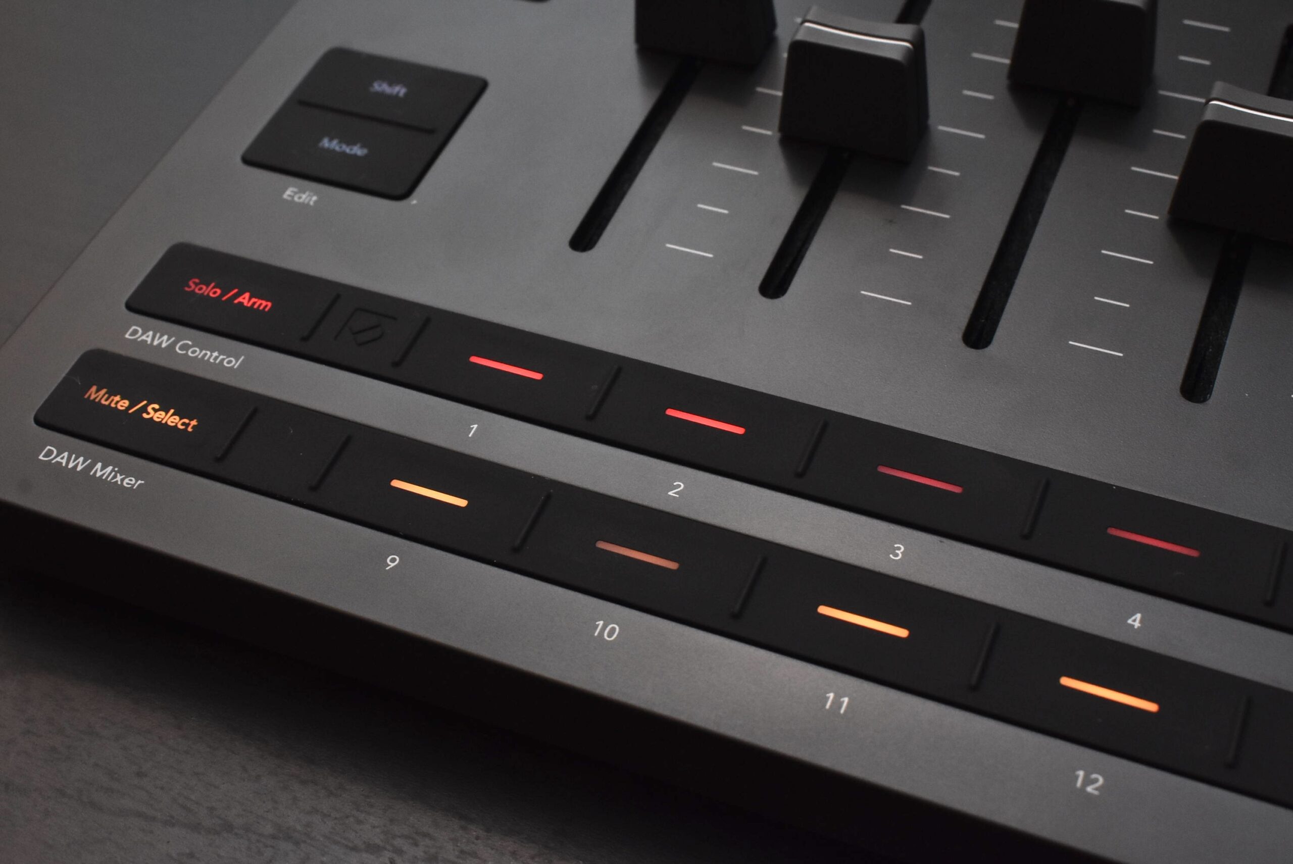 定番フィジコンが7年ぶりに大進化！Novation Launch Control XL 3を