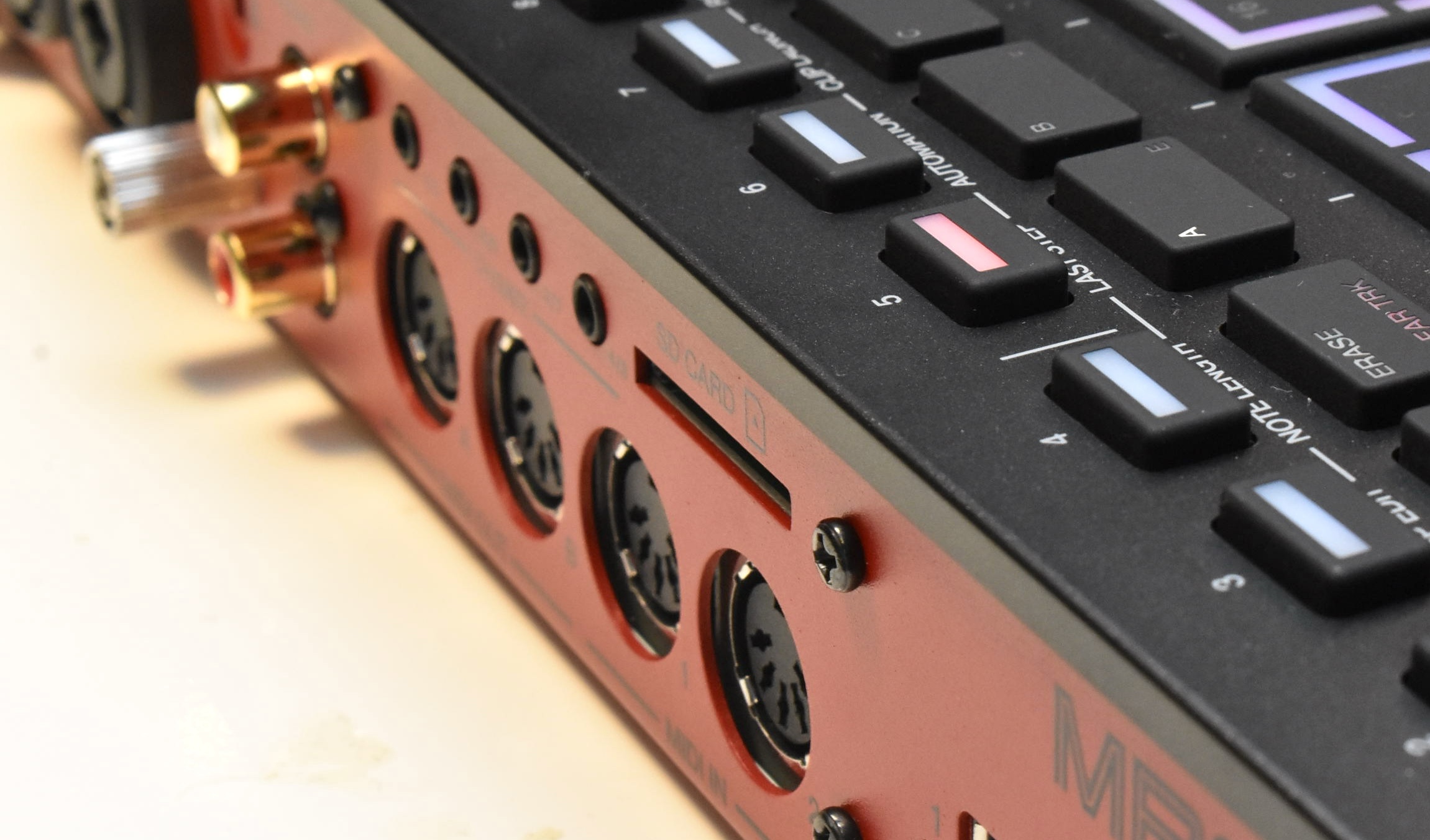 処理速度4倍、内蔵RAM8GB、ストレージ128GB、新次元のMPCeパッド搭載