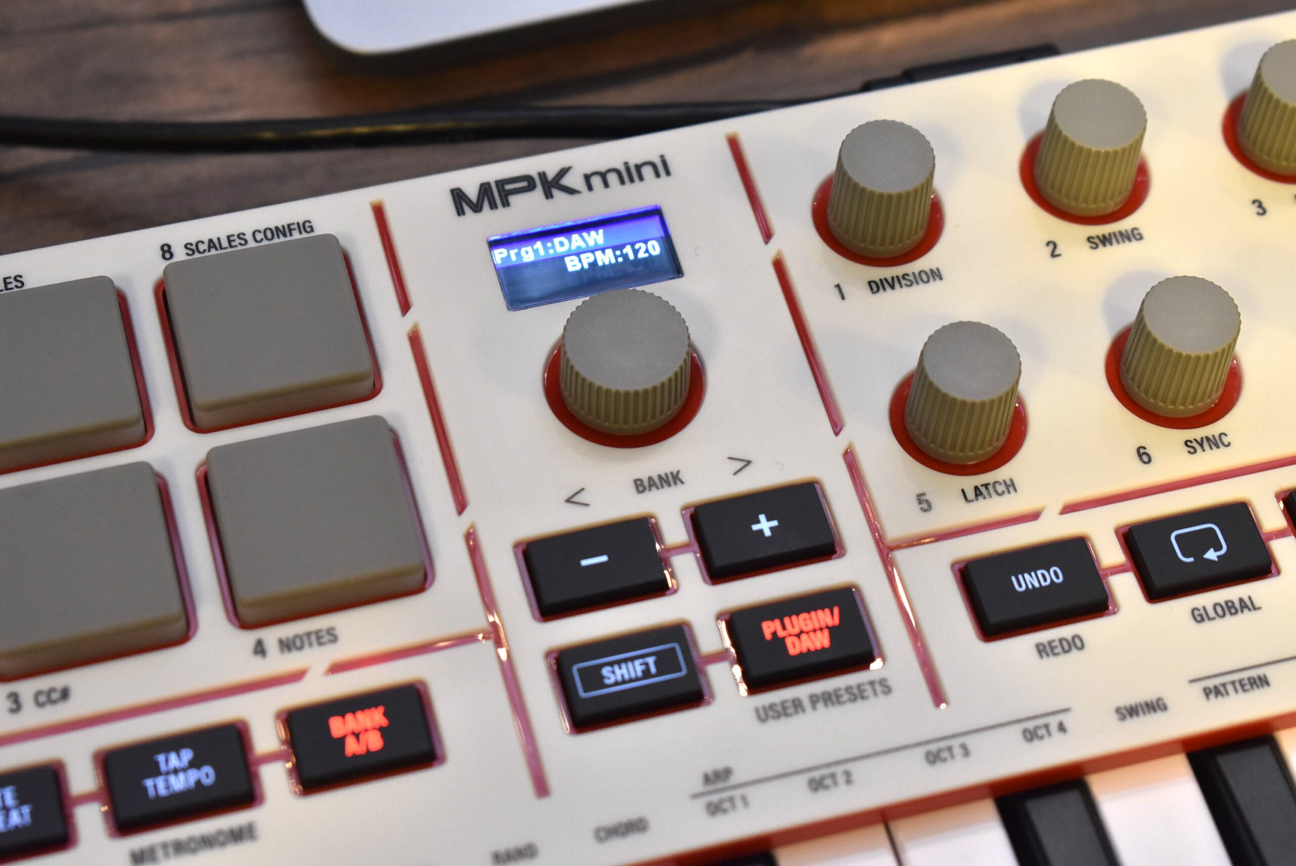 定番ミニキーボードの最新作MPK Mini IVが誕生。新音源Studio