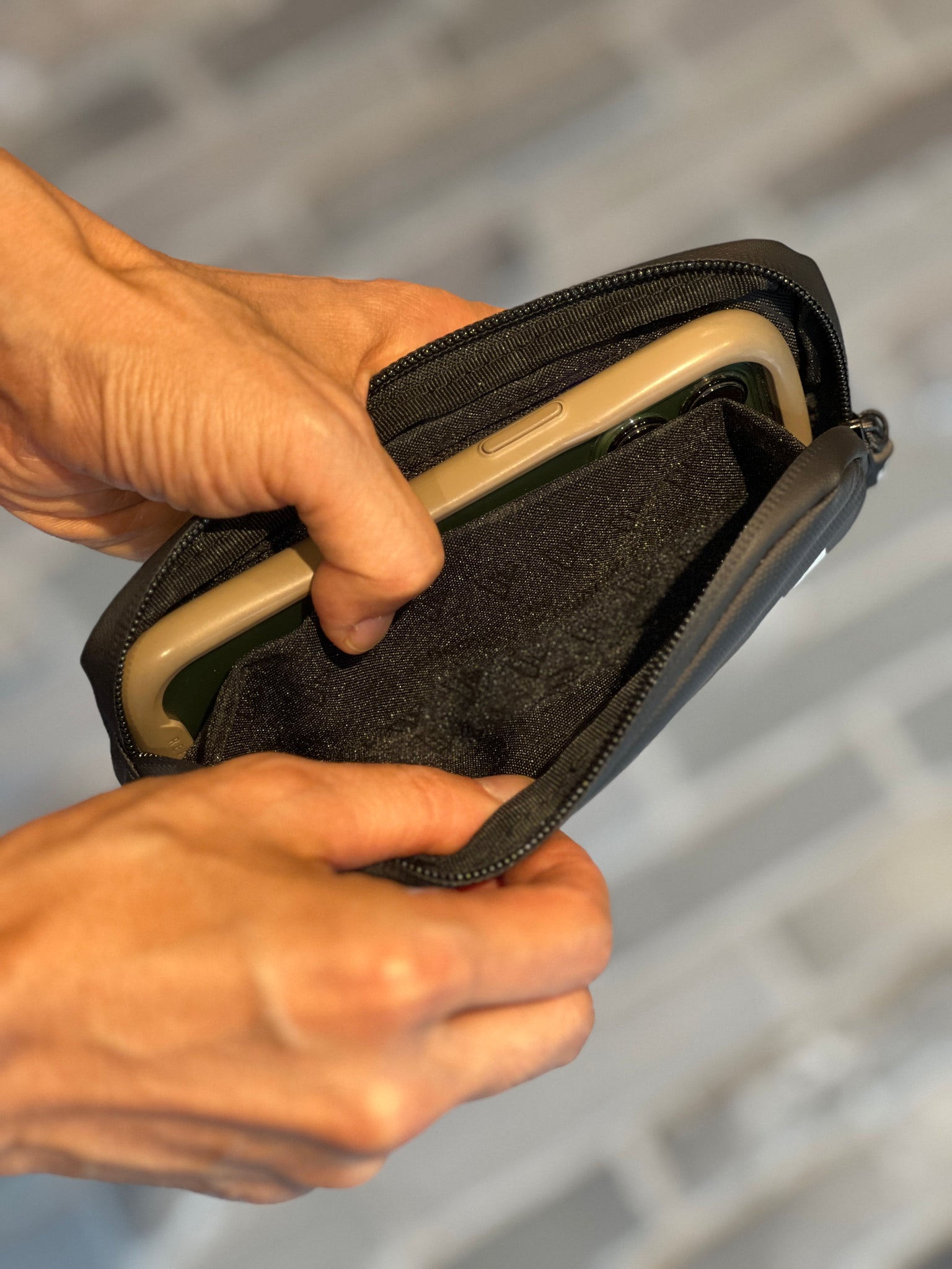 ASSOS / アソス】BAGGICASE WALLET（衝撃吸収と防水機能を有した