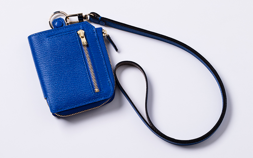 ポケットやカバンに収納するのではなく、魅せる財布なら【ネック