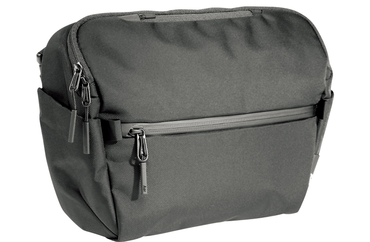 エアー×オッシュマンズの機能性抜群な都市型メッセンジャー｜雑誌Begin