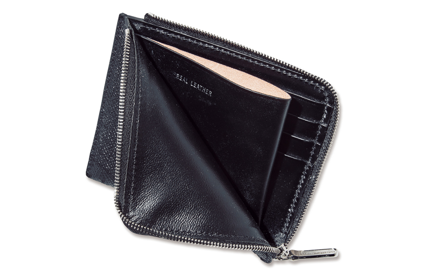 手ぶらの日は前ポケ財布がマナー。「薄型L字ジップ財布」ならより