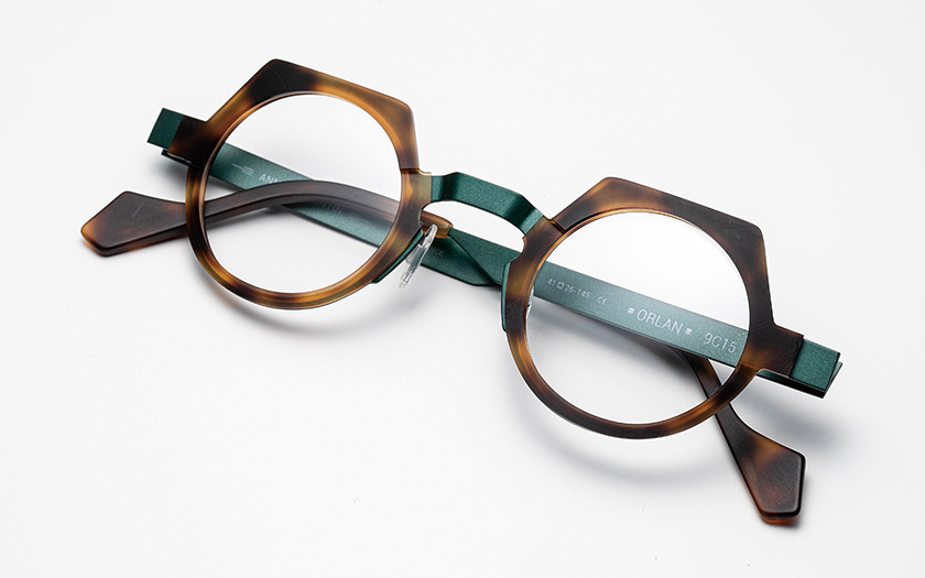 躍動感のあるデザインで掛ける人の個性を引き出す眼鏡「アン