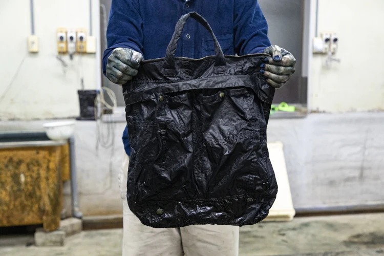 バブアーを藍染めに!?】天然藍を用いた限定ヘルメットバッグが登場