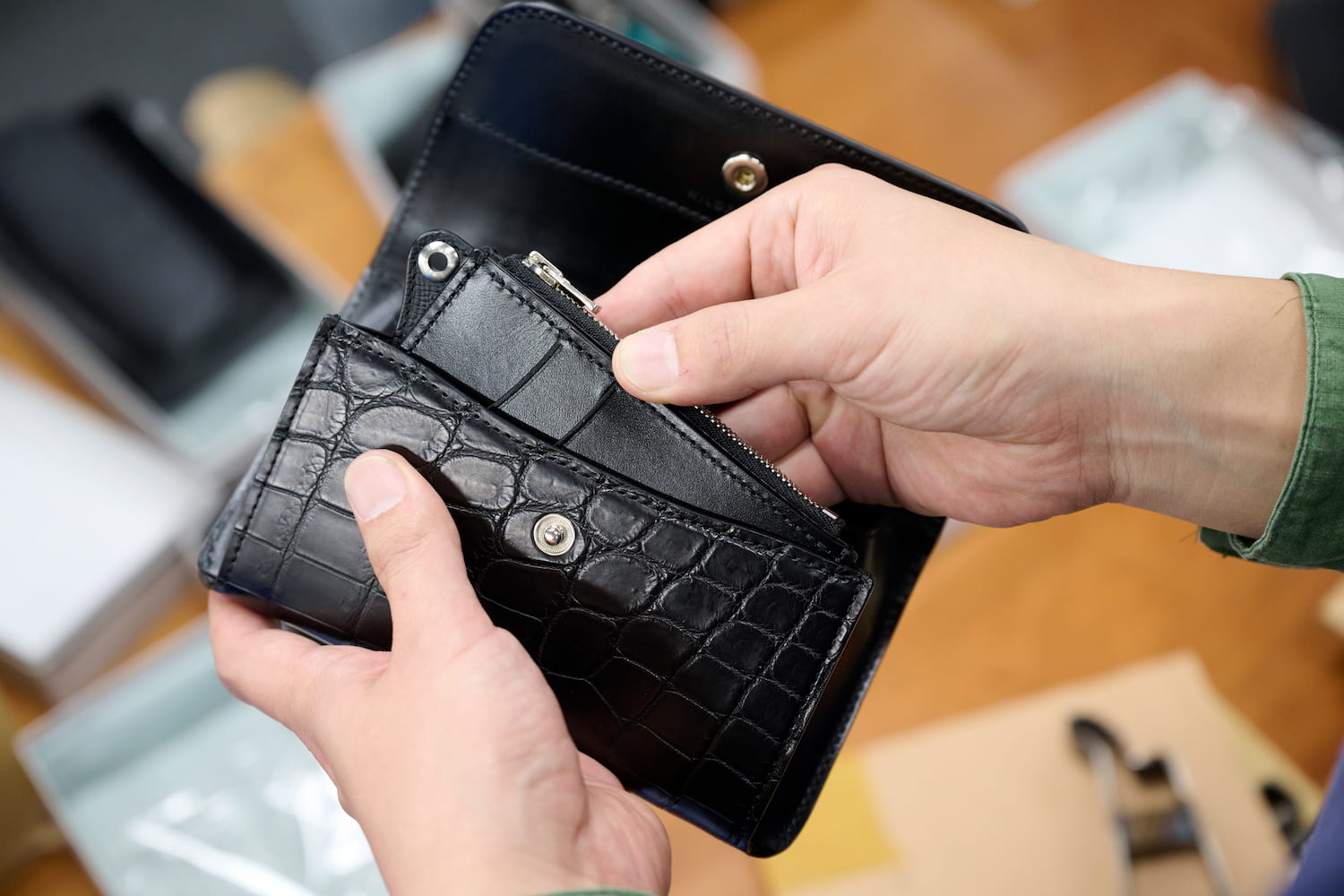 逃したら後悔必至の革財布が完成。ワイルドスワンズ別注を、工房から