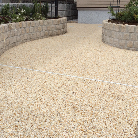 天然石透水性舗装材ラストンⅠ・Ⅱ（大面積用）・ガラスビーズ ｜ 畑中