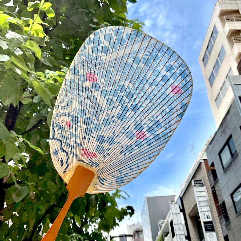 まるで“水”をあおぐうちわ。岐阜の伝統工芸「水うちわ」入荷(銀座夏野