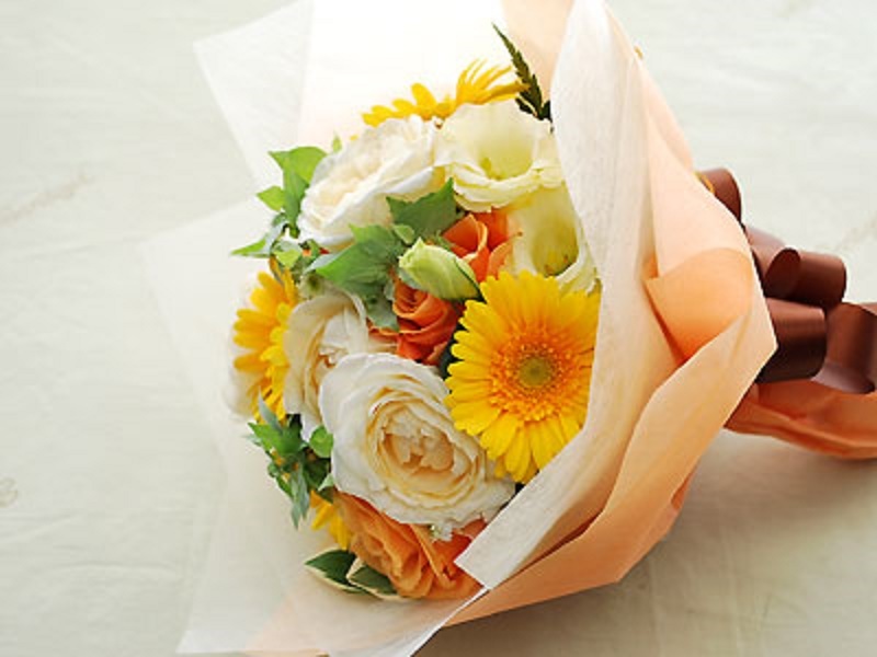 イエロー系のブーケ風花束「（有）フラワー花園」｜【イーフローラ