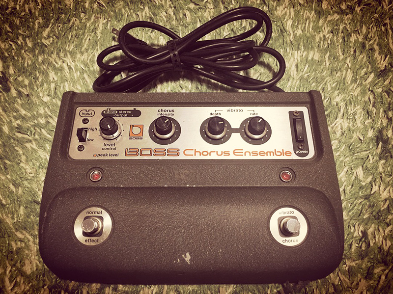 BOSS CE-1を年代別にレビュー！製造年の判別方法も紹介 | 魔法の箱研究