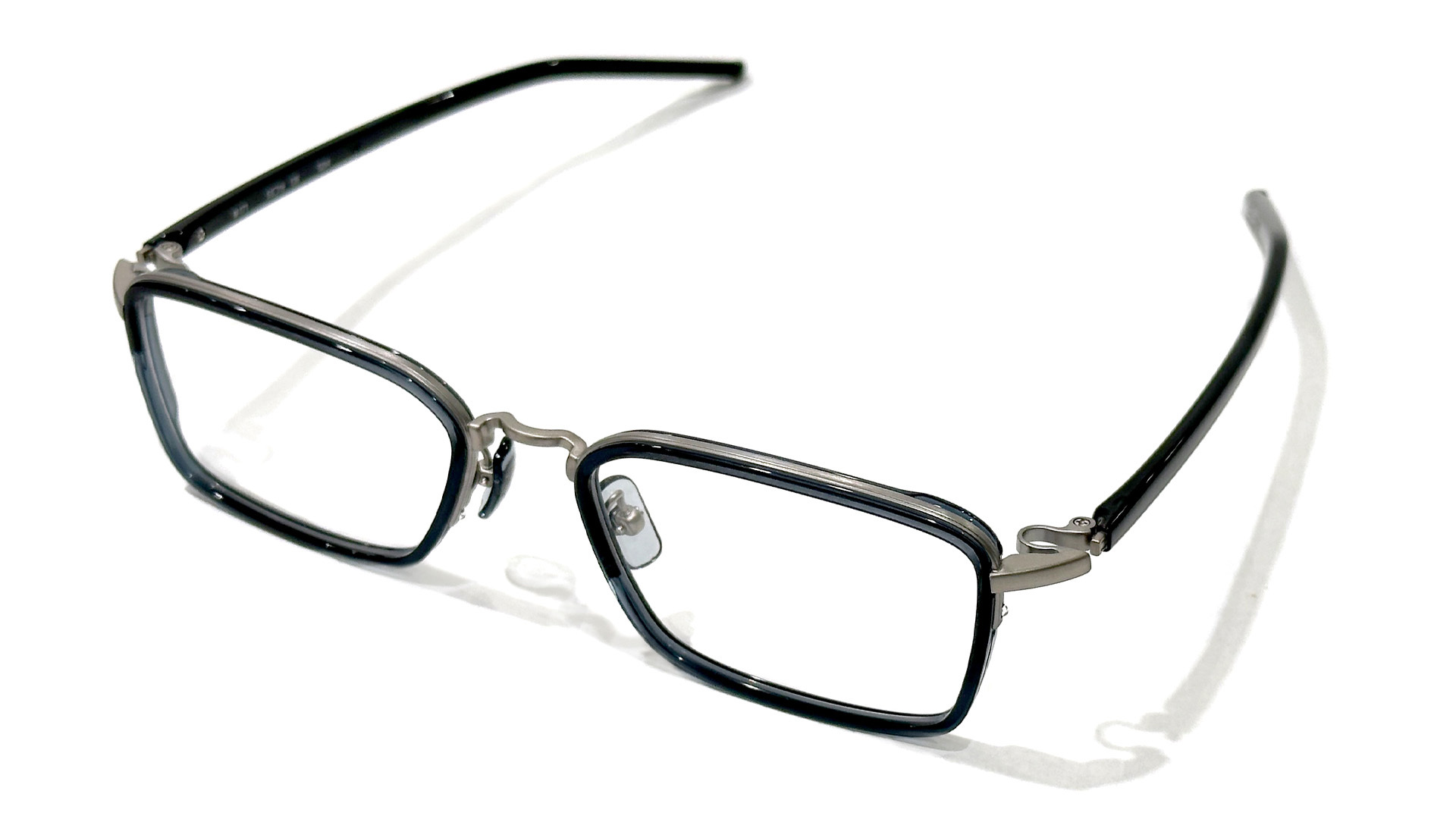 プラスチックとメタルの繊細な融合作。ミックスフレーム「M-171