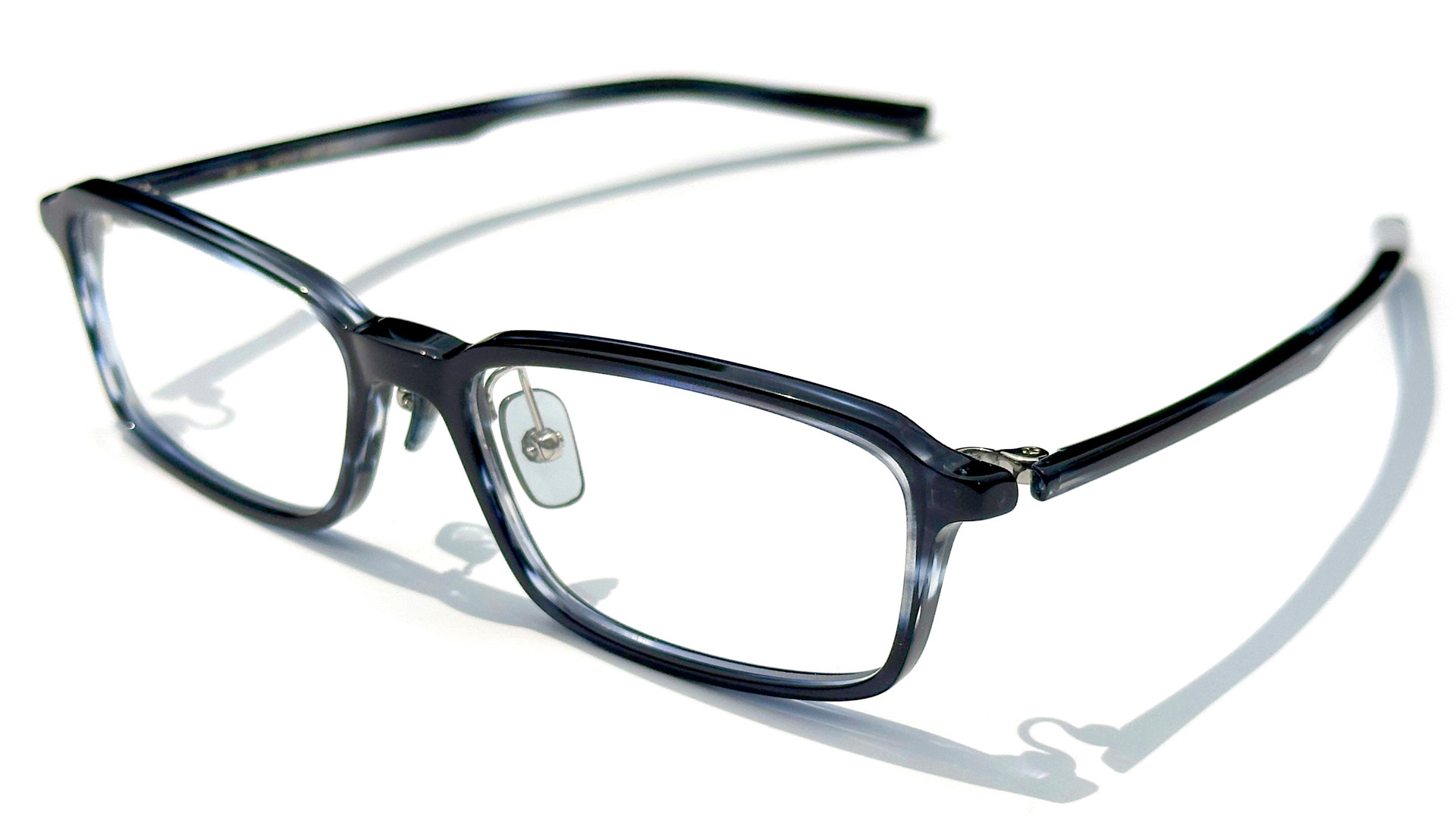 ベーシックなスクエアフォルムが掛けやすい、999.9 新作眼鏡フレーム