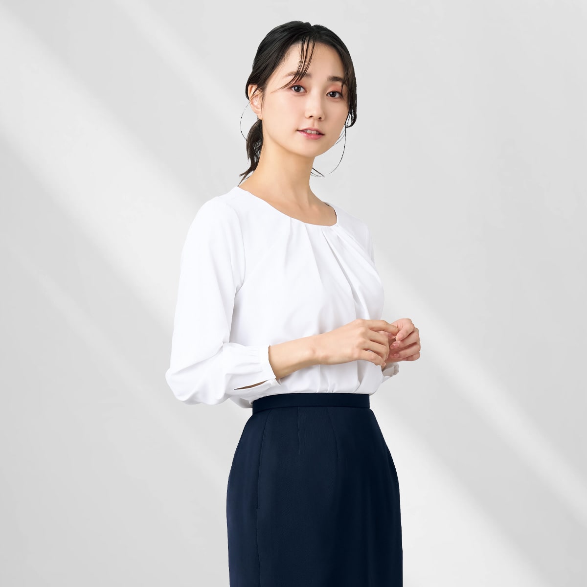 FB75590 ノーカラーブラウス｜医療用白衣・介護ユニフォーム・事務服の