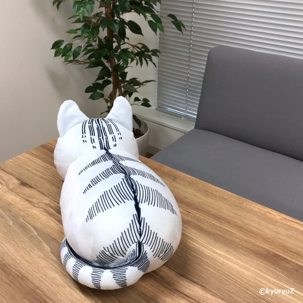 夜は猫といっしょ』キュルガBIGぬいぐるみが登場！｜トピックス｜株式
