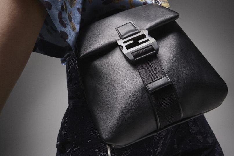 フェンディ“FF”ロゴバックル搭載メンズ斜め掛けバッグ、コード式開口部
