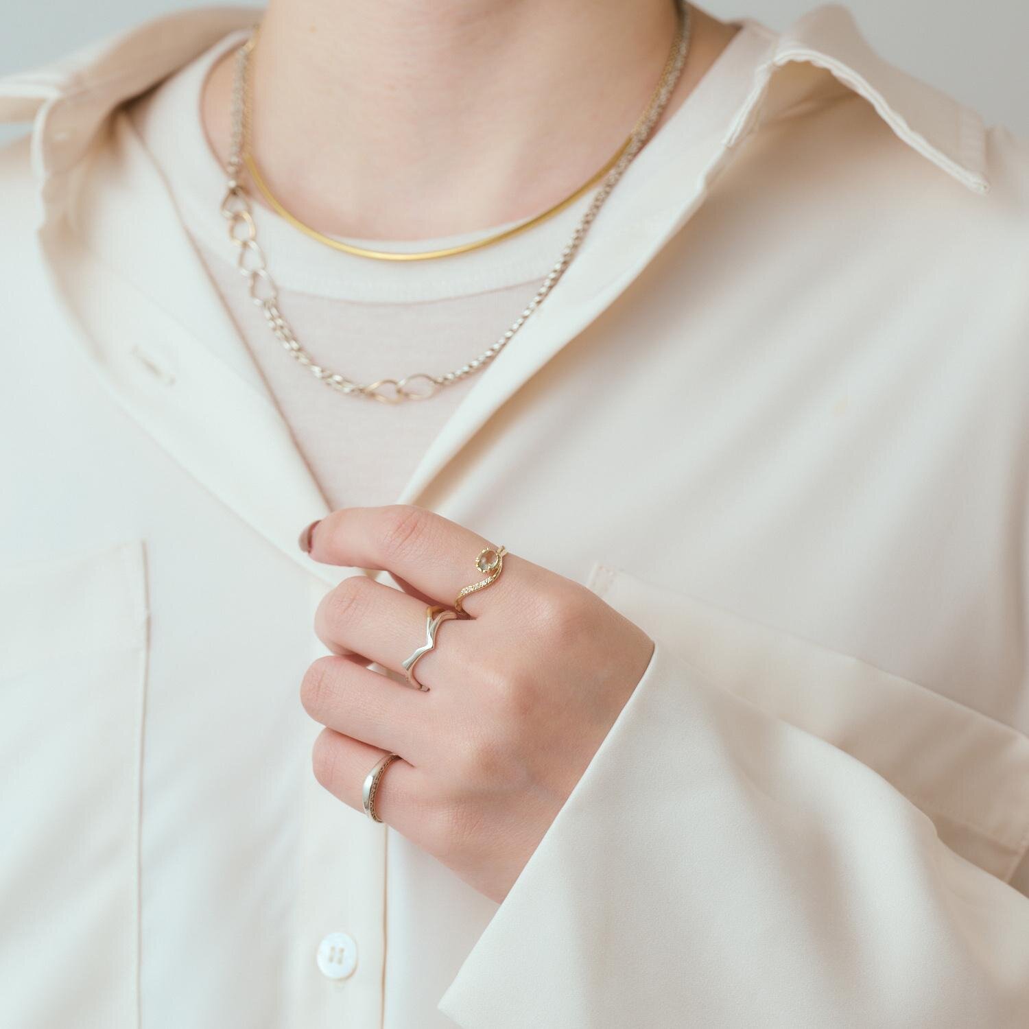 アガット“重ね着け”が楽しい新作リング、側面に見える透かし模様や澄ん