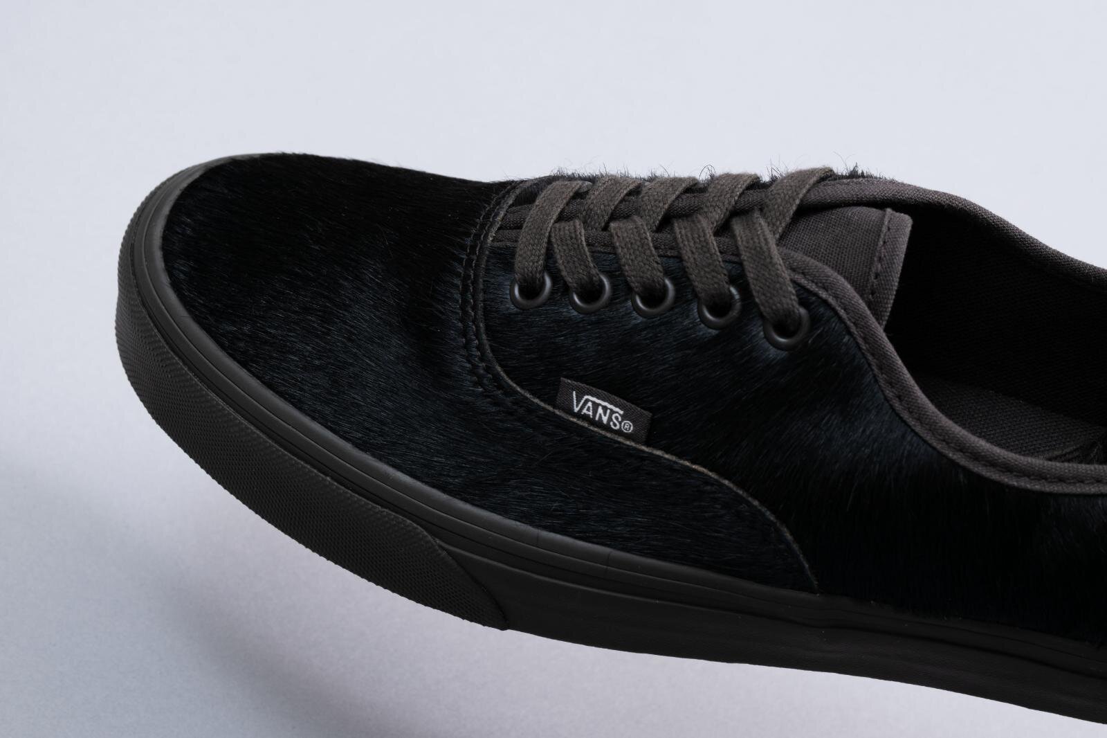 Vansのスニーカー「オーセンティック」ブラックの上質ポニーヘア