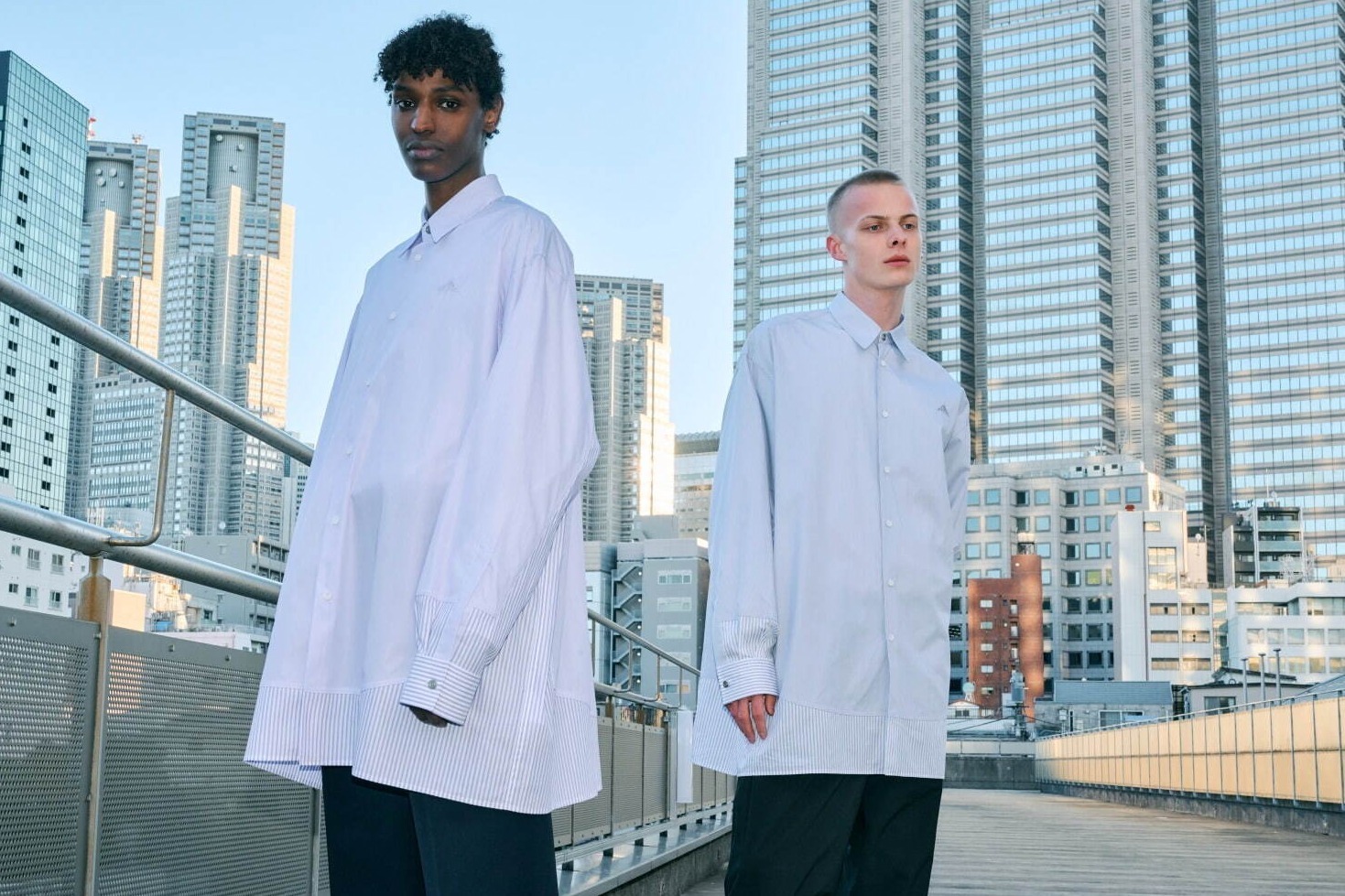 OAMC×エディションのオーバーサイズシャツ、ホワイトグレー