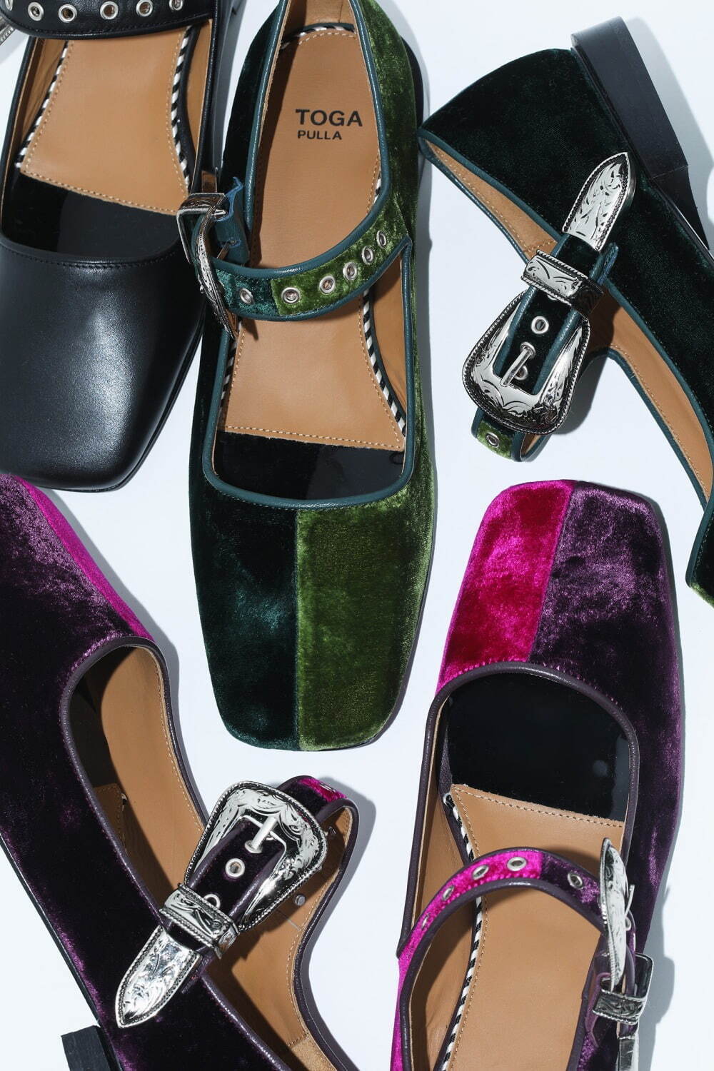 トーガ プルラ新作メリージェーンシューズ、ブラックレザーorバイ