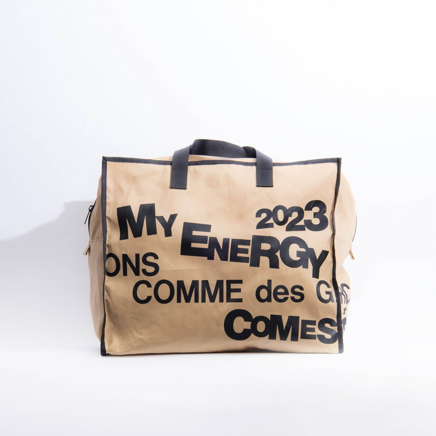 コム デ ギャルソンより「メッセージ ショッピング バッグ」ブラック