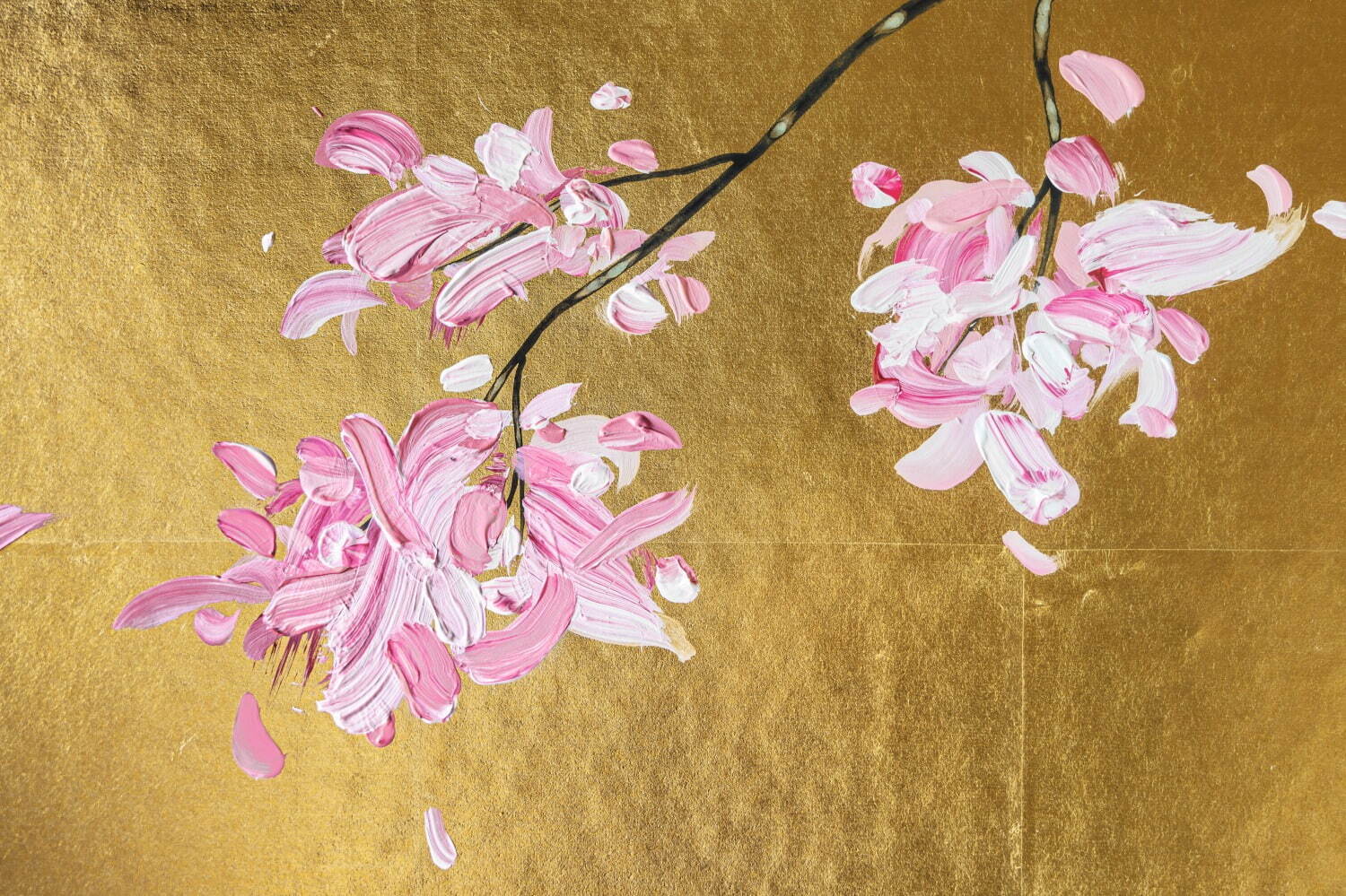 ゲラン「日本の桜」着想の24年春リップ、“花びらが舞う”金箔風ケース