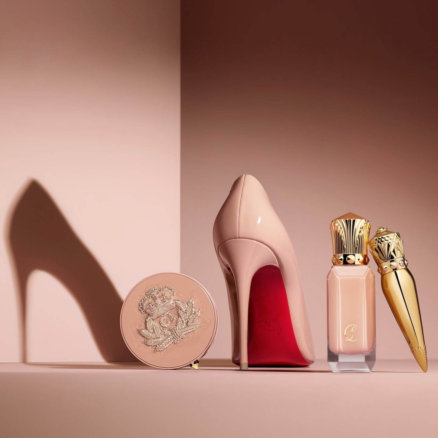 クリスチャン ルブタン、“ヌード×紋章刺繍”の限定クッションファンデ