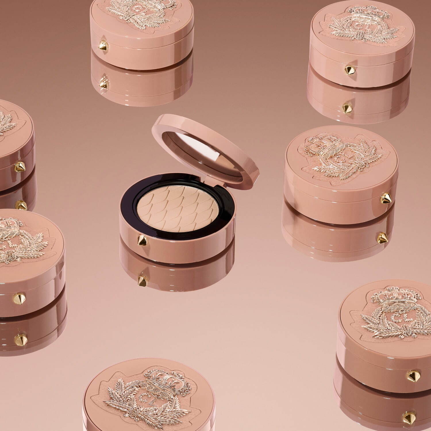 クリスチャン ルブタン、“ヌード×紋章刺繍”の限定クッションファンデ