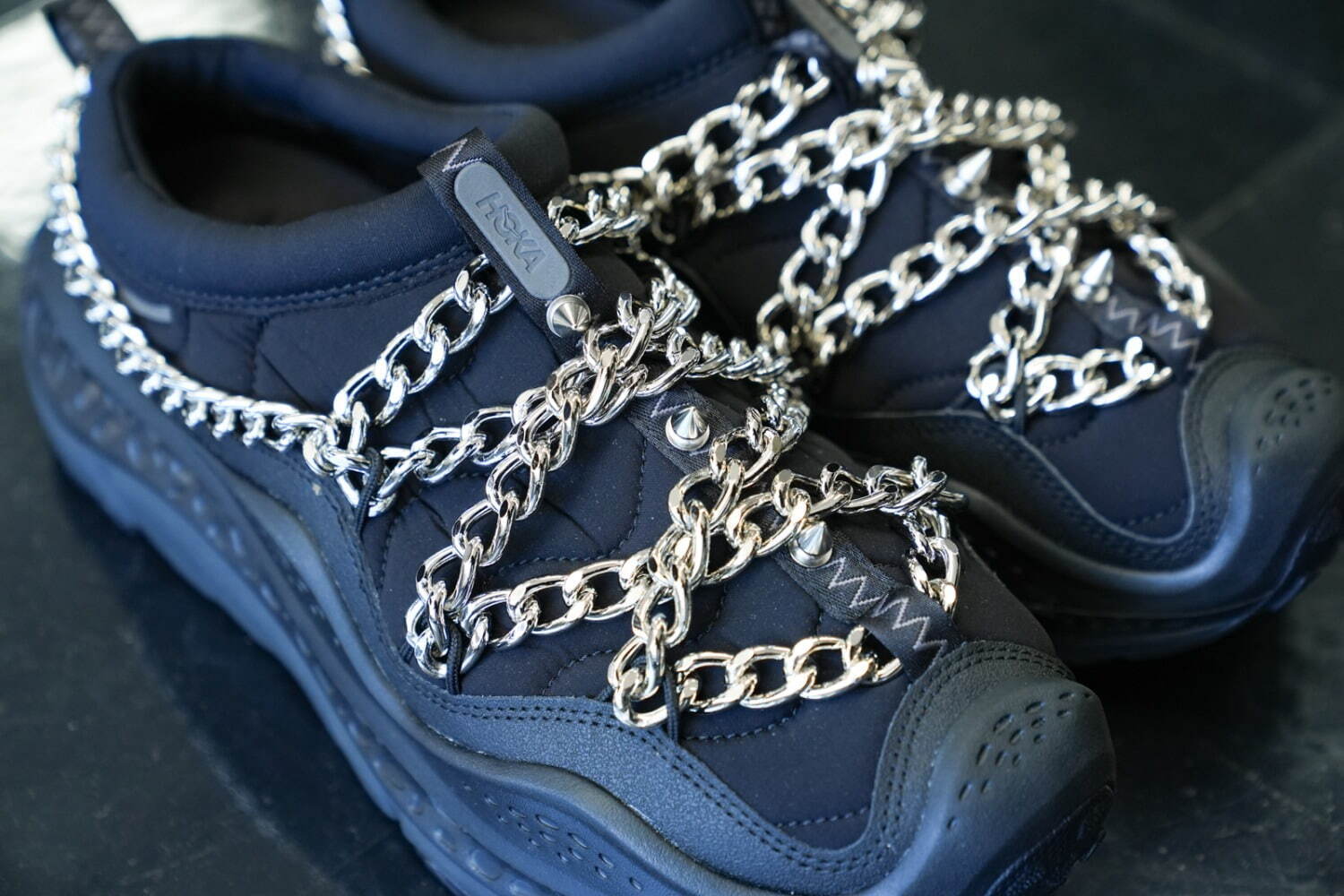 ジュンヤ ワタナベ×ホカ24年秋冬、“チェーン”を配したスリッポン