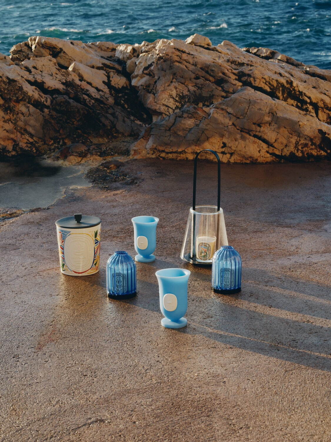 ディプティック24年夏、“古代の壺”風フラワーベースやブルーに輝く