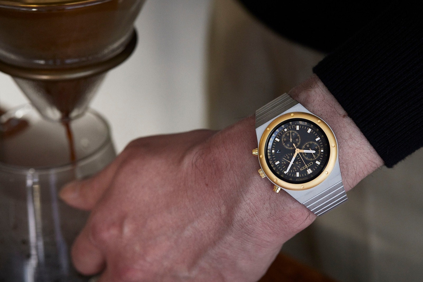 シチズンコレクションの腕時計「1984 クロノグラフ」“昭和ゴールド”で