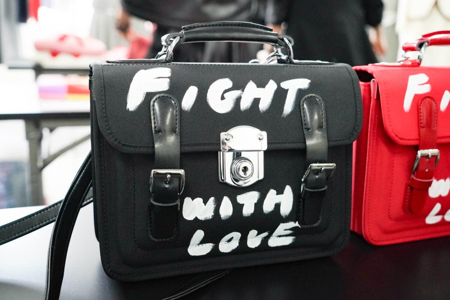 コム デ ギャルソン・ガール25年春夏、“手書き風ペイント”配した